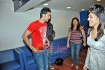  Ranbir Kapoor at Wake Up Sid photo shoot for bookmyshow.com winners in CNN IBN Offic on 3rd Oct 2009 (3).JPG